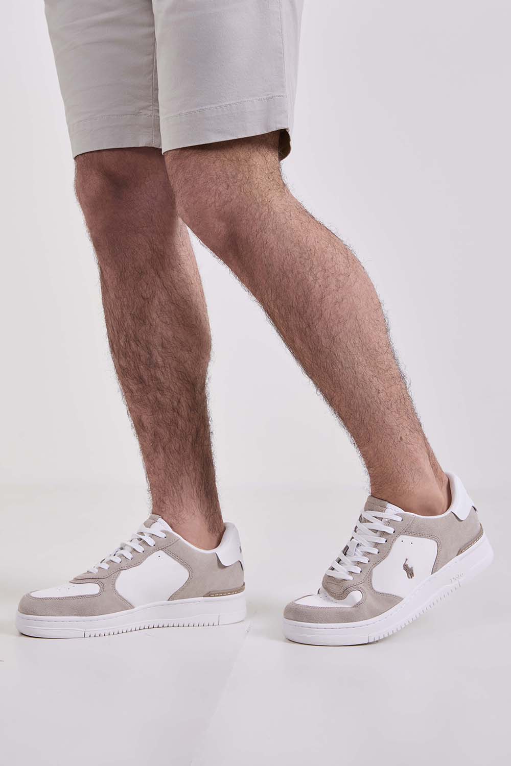 תמונת כל הלוק של נעלי סניקרס